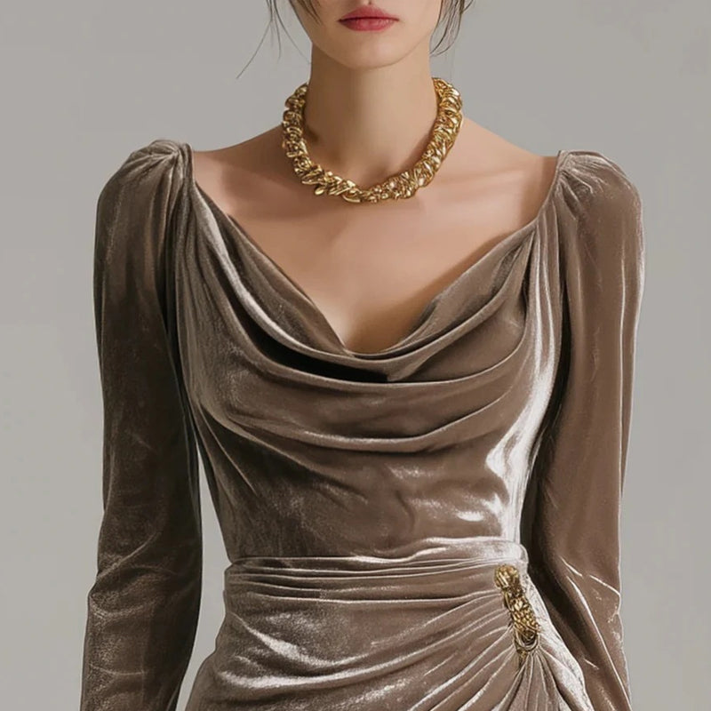 Margarette – Elegant Velourkjole med Drapering