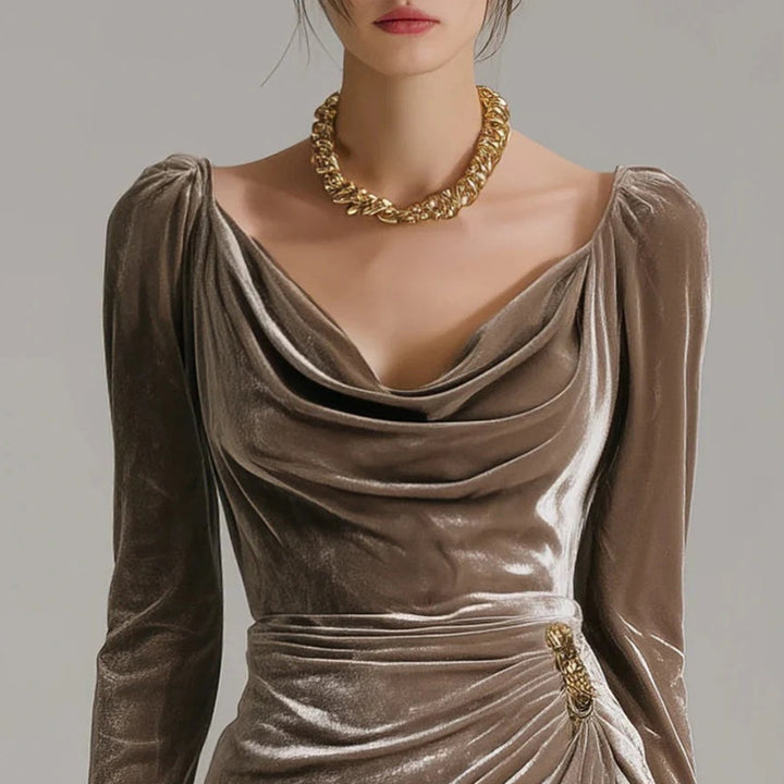 Margarette – Elegant Velourkjole med Drapering